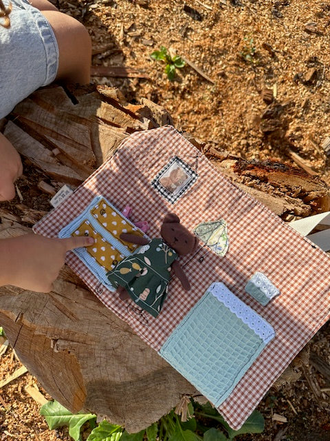 Criança de costas com bolsa 