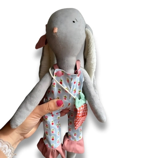 Coelha Bia de Orelhas Compridas